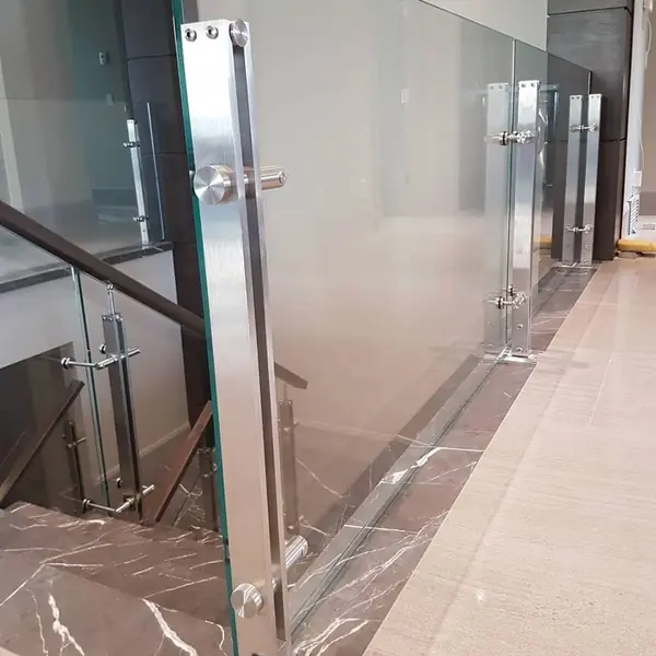 Нержавеющие лестничные ограждения со стеклом