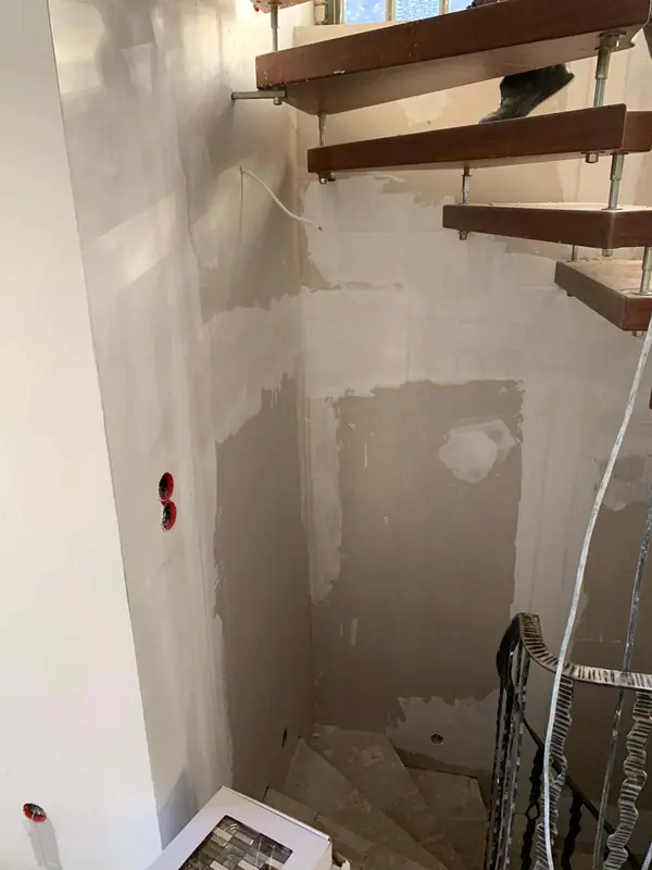 Черная лестница в проеме с окном