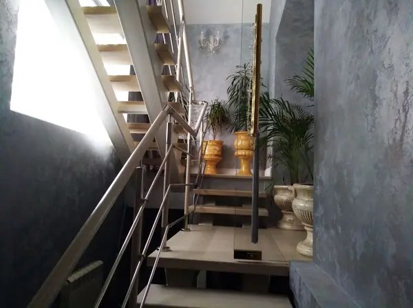 Лестница на двух косоурах, ограждения со вставками