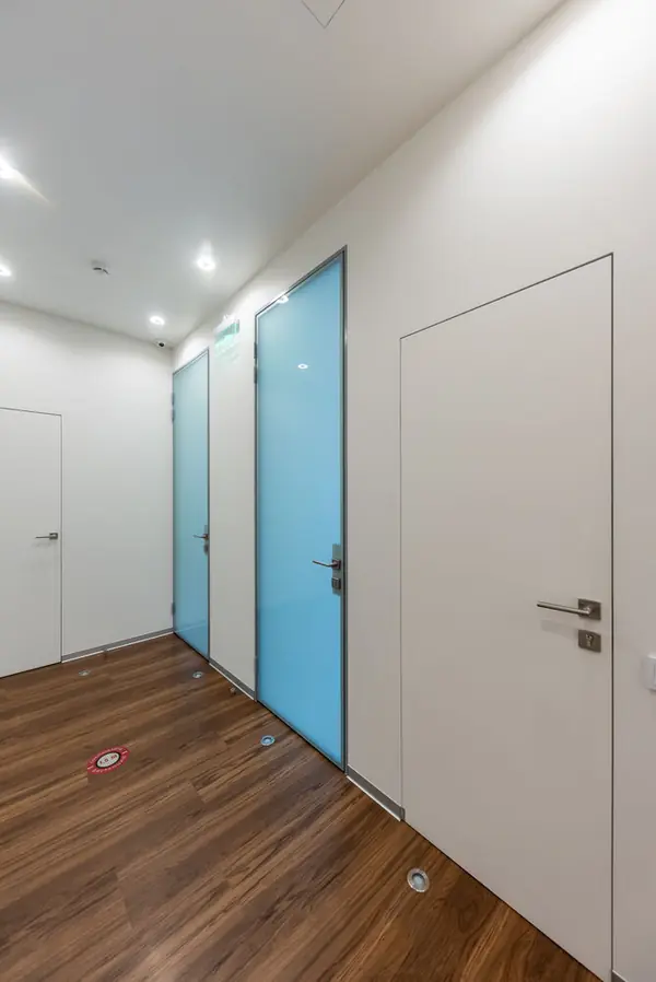 Nayada установила перегородки и двери в Upgrade Dental Clinic