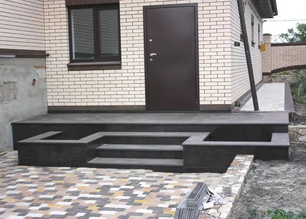 Входная группа из Карельского гранита