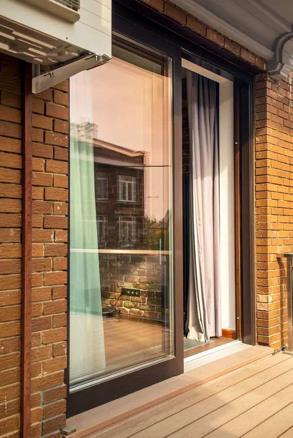 Современное остекление на Остафьевской (дерево-алюминиевые окна)