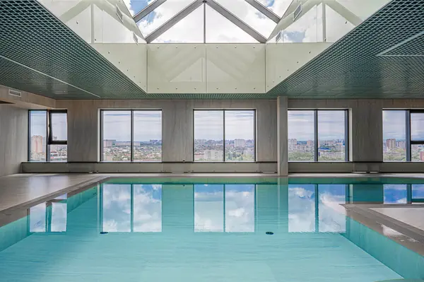 Плавательный бассейн на 17 этаже жилого здания