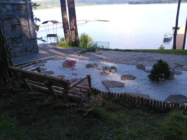 на побережье