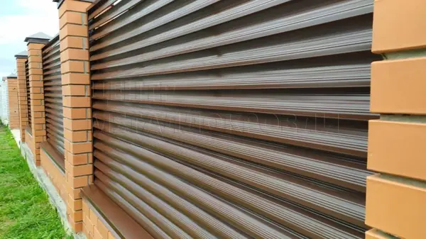 Забор жалюзи из металлического штакетника (евроштакетника)