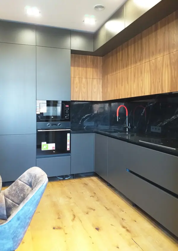 Квартира с чёрными акцентами