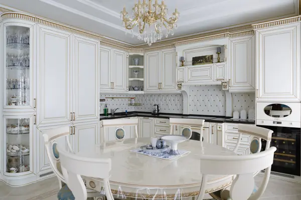 Дом с дворцовой роскошью.