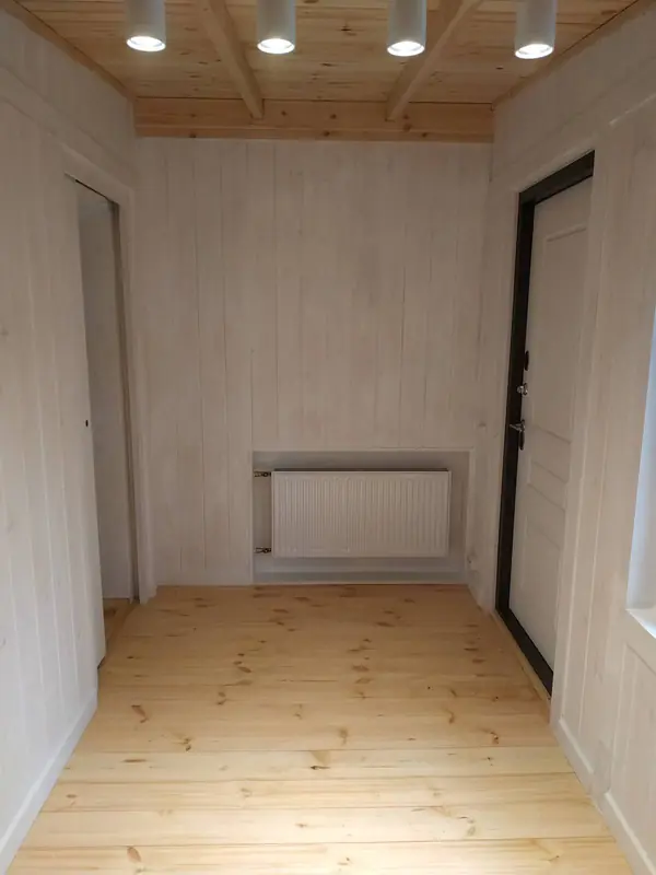 Пристройка прихожей к старому дому в деревне