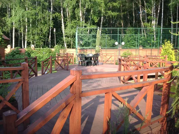 Сад с водоемом и террасой