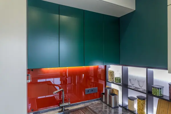 «Квартирный вопрос»: «Гранатовая кухня»