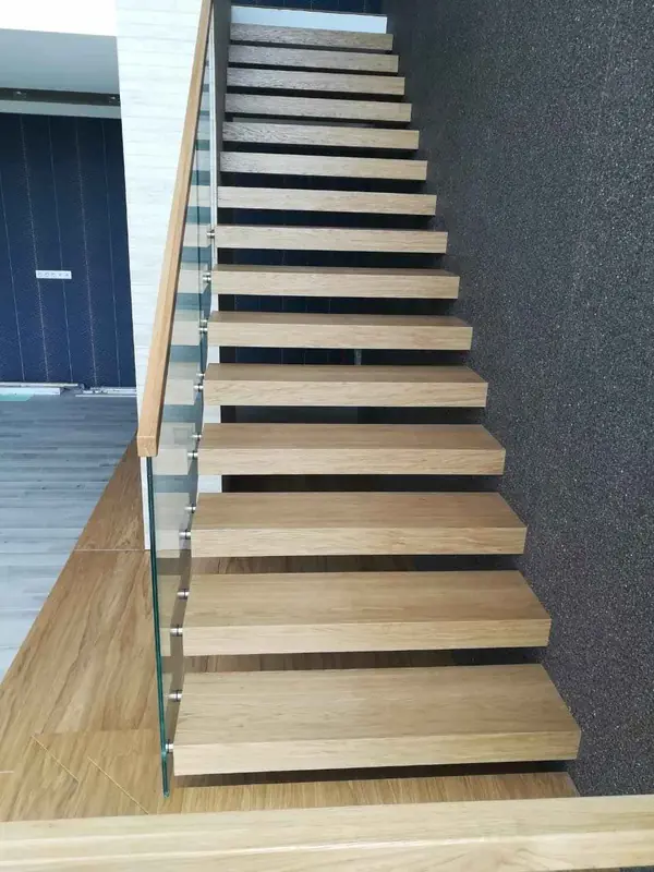 Лестница в доме со вторым светом