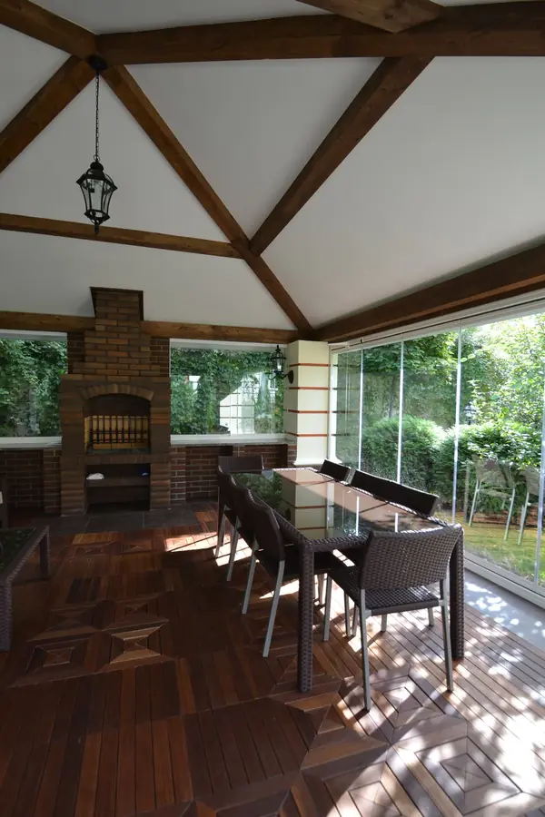 Беседка на приусадебном участке дома