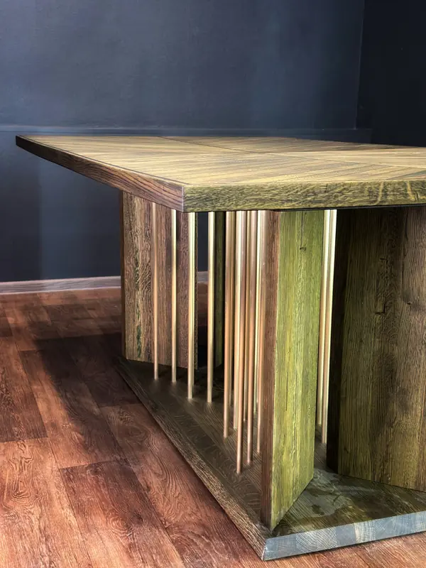 Стол из массива дуба с латунью в подстолье