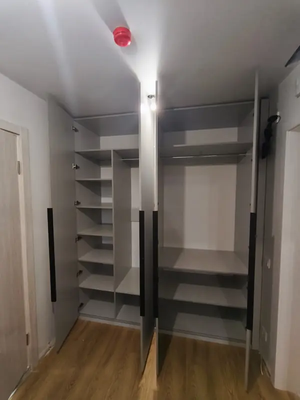 Распашной шкаф в прихожую