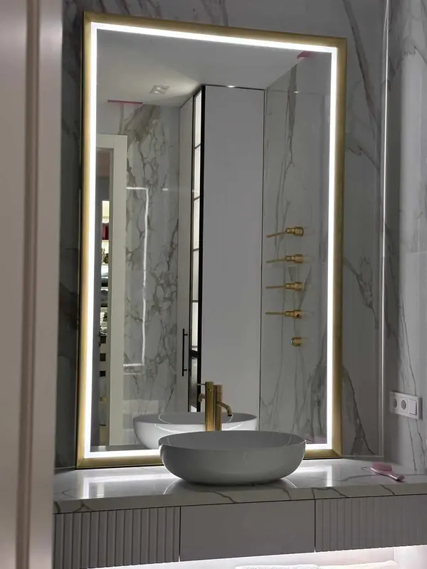 Зеркало с подсветкой в золотом багете