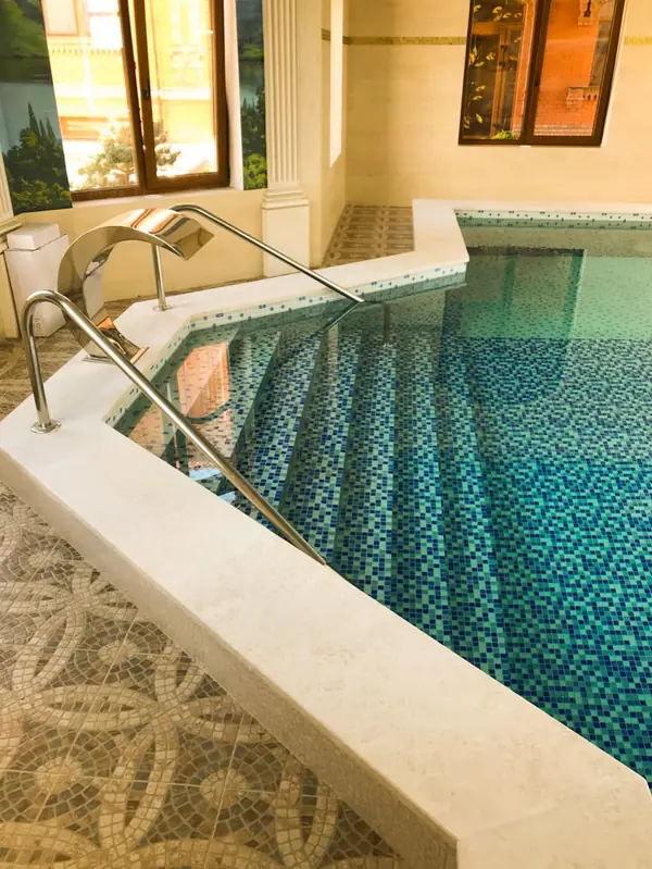 Отделка борта бассейна мрамором Venezia Delicata