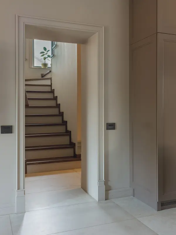 Кухня-гостиная с камином в коттедже Малая Царевщина