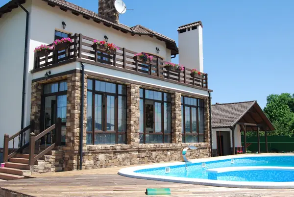 Искусственный камень в экстерьере