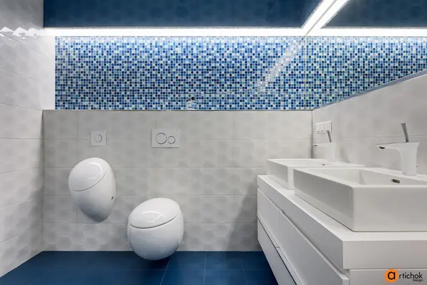 Дизайн детского санузла в синем и белом цвете