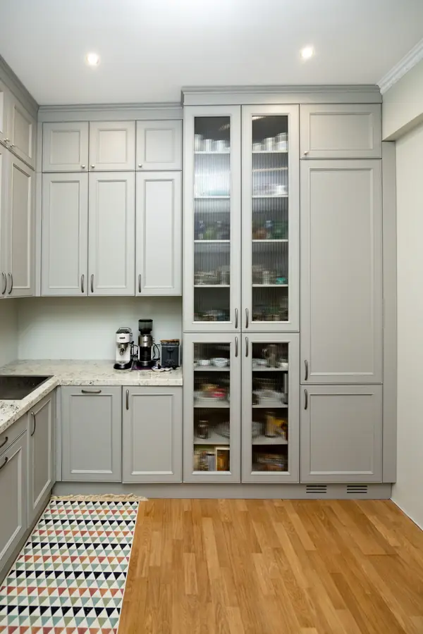 Светло-серая кухня в классическом стиле