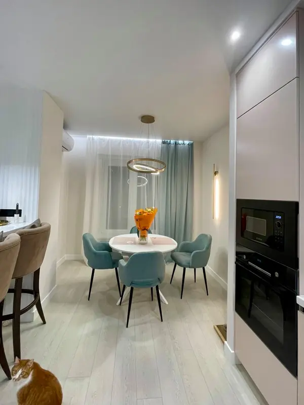 "Нотки Ментола" в кухни-гостиной для молодой пары в ЖК Лесопарковый