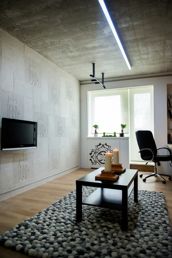 Спальня с бетонным потолком