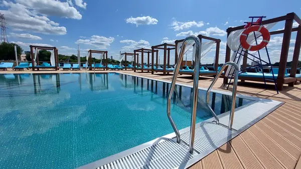 Бассейн на Северном речном вокзале. Пляж-ресторан "Речной"