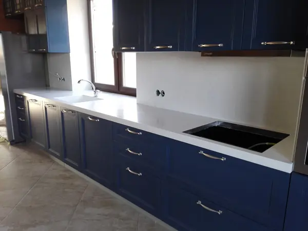 Столешница из искусственного камня белого цвета