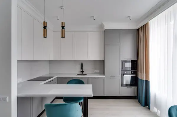 Лаконичная кухня в стиле неоклассика