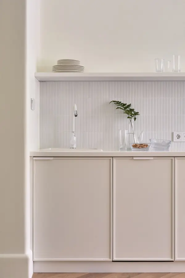 Стекло и неон: квартира в Подмосковье