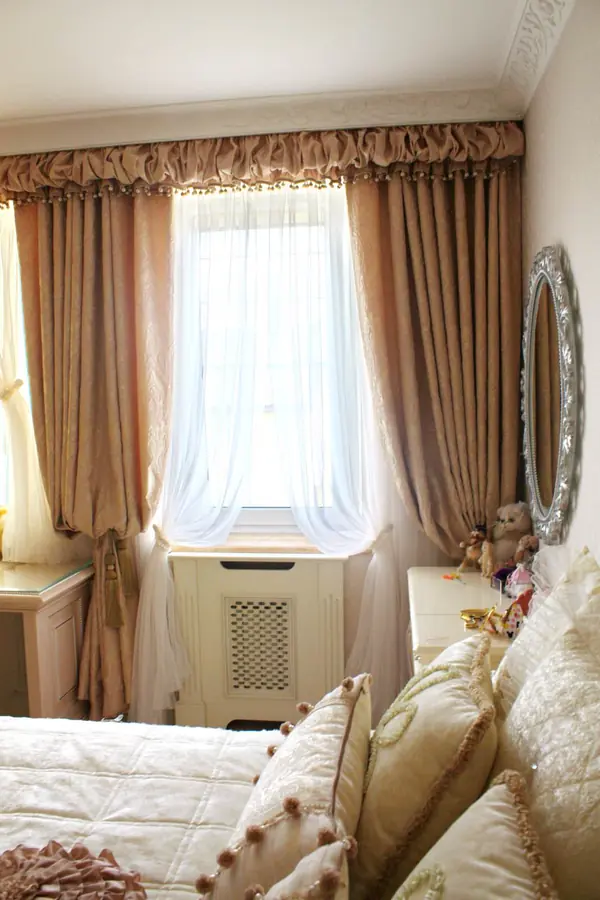 Спальни: оформление кроватей, декоративные покрывала, валики, подушки