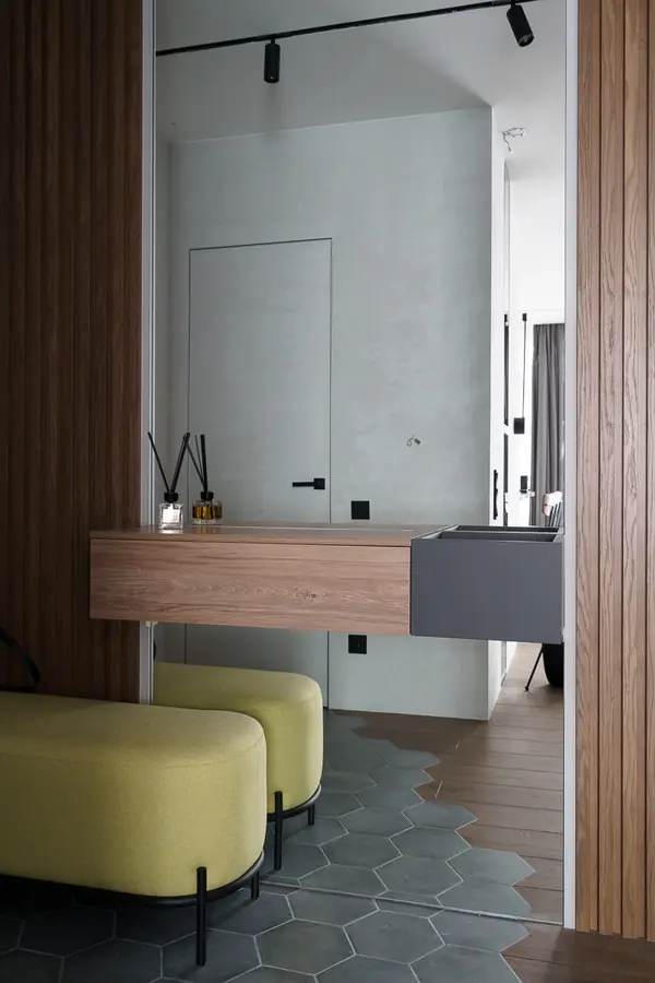 Серая мебель с деревом для всей квартиры