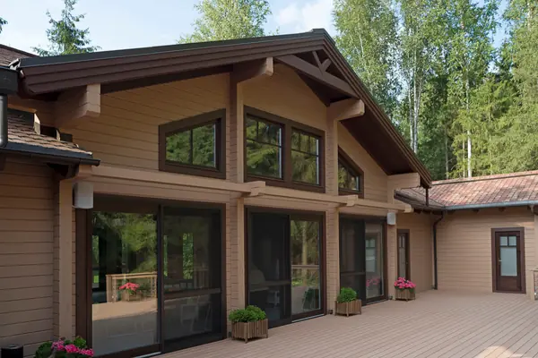 Деревянные окна в домах из клееного бруса