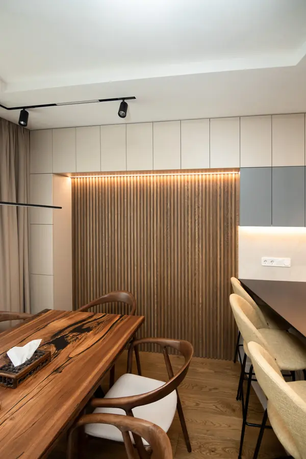 Современная кухня-гостиная с необычной барной стойкой и ТВ-зоной