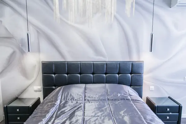 Кровать с кожаным изголовьем