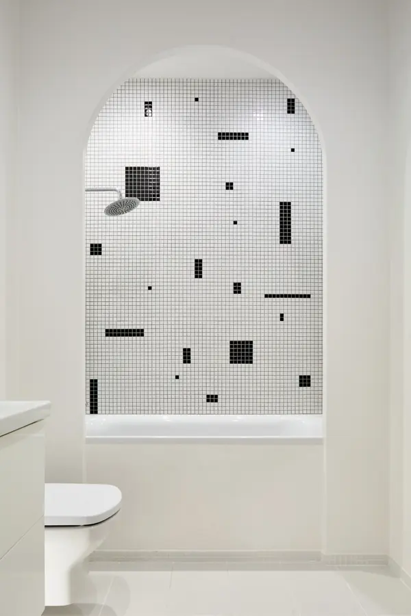 Стекло и неон: квартира в Подмосковье