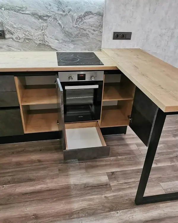 Угловая кухня белого молочного и темно-коричневого цвета с барной стойкой