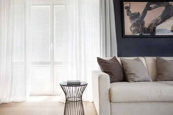 Много света