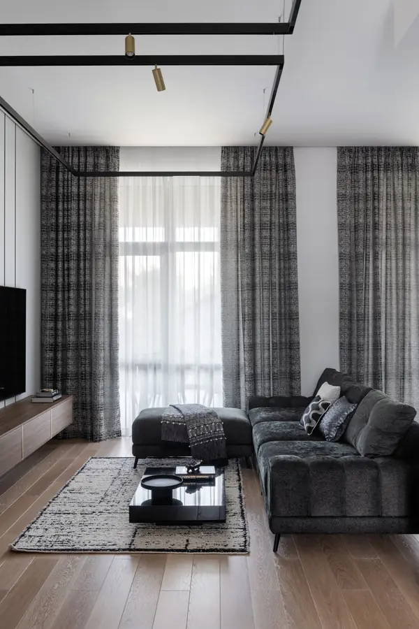 Частный дом в черно-белом цвете