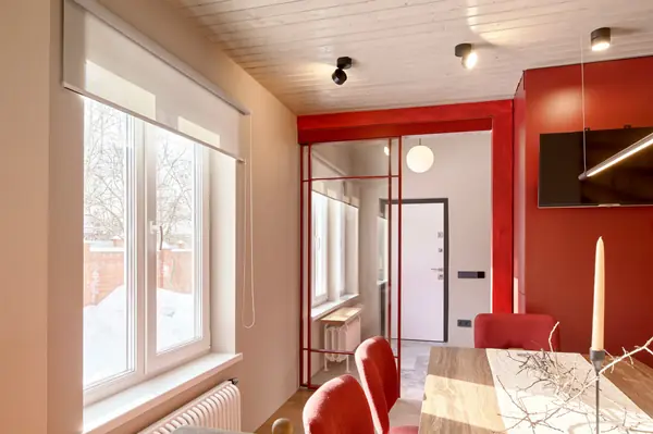 Кухня с верстаком и красная лестница