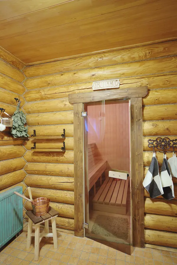 Интерьер бани из бревна