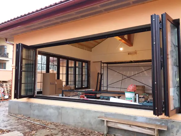 Раздвижные двери и окна. Параллельно-сдвижная оконная и дверная система.