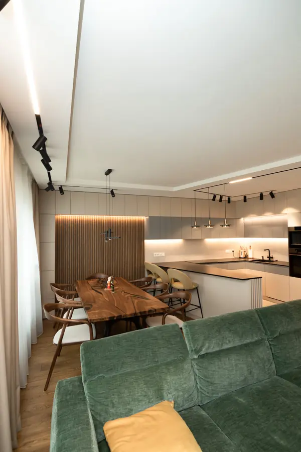 Современная кухня-гостиная с необычной барной стойкой и ТВ-зоной