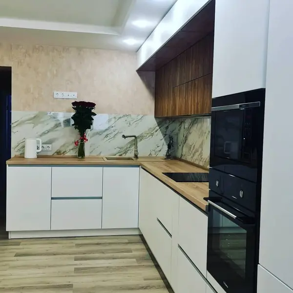 Уютная угловая кухня с фасадами под дерево и серыми матовыми фасадами