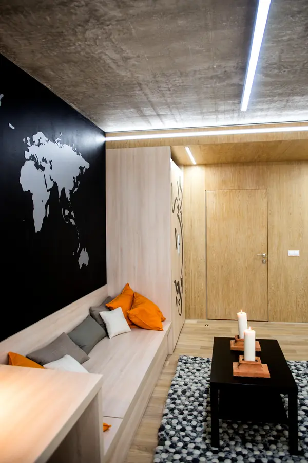 Спальня с бетонным потолком