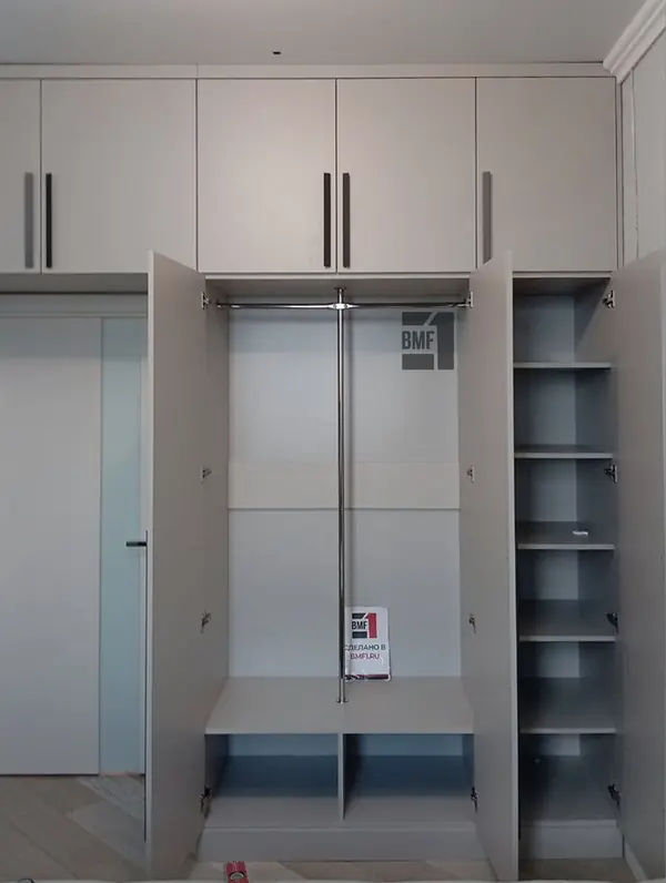 Распашной шкаф в прихожую
