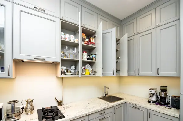 Светло-серая кухня в классическом стиле