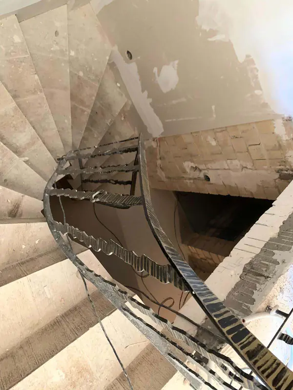 Черная лестница в проеме с окном