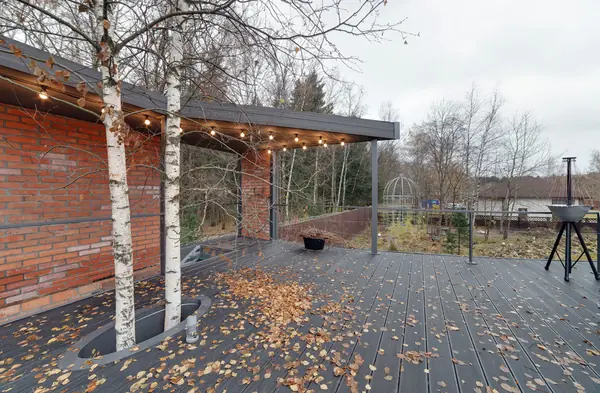 Зона барбекю в загородном доме. Второй этаж