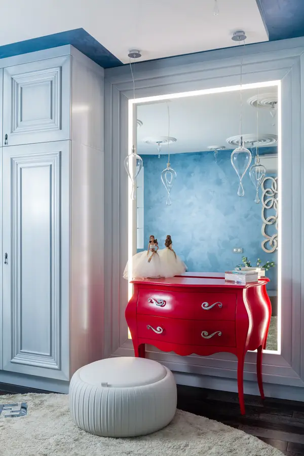 Квартира с гипсовым барельефом